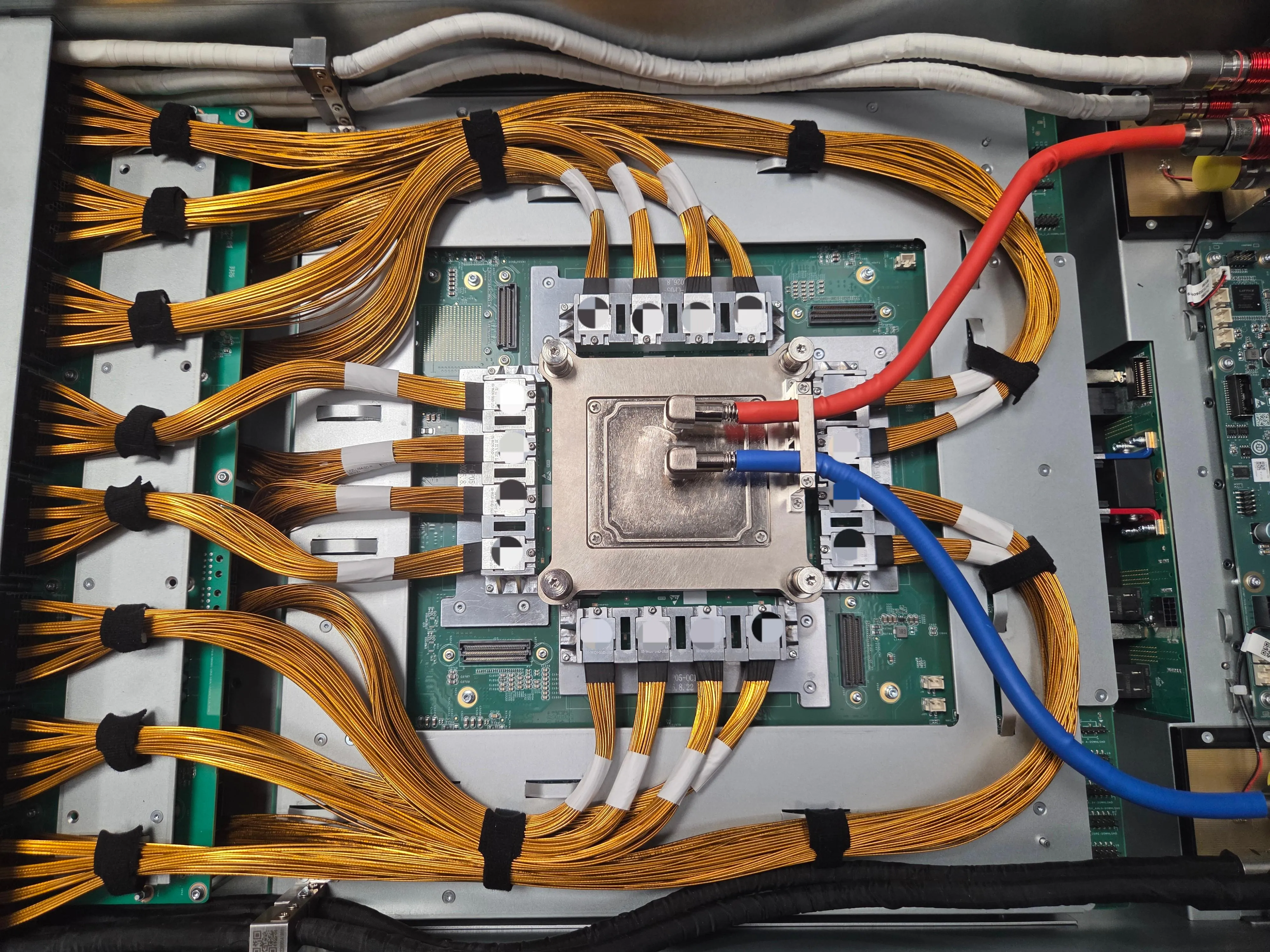 铜缆直连形态：高速铜缆从 ASIC 旁的连接器直接引出，跳过主板 PCB 走线